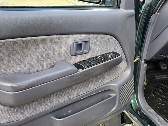 Toyota HiLux 23 of 25
