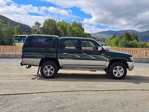 Toyota HiLux 8 of 25