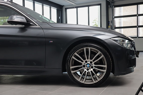 BMW 330i 24 of 30