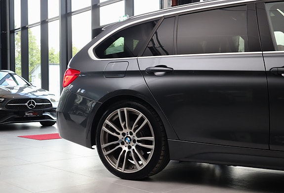 BMW 330i 23 of 30