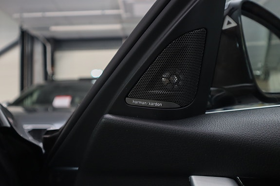 BMW 330i 26 of 30