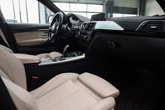 BMW 330i 28 of 30