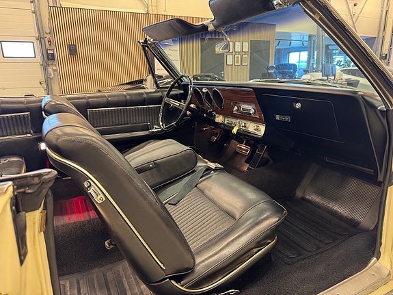 Oldsmobile Ninety-Eight 26 of 30