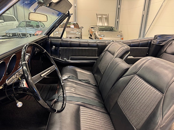 Oldsmobile Ninety-Eight 23 of 30