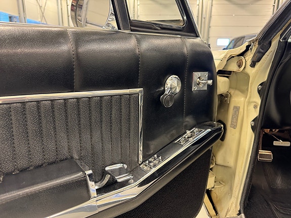 Oldsmobile Ninety-Eight 19 of 30