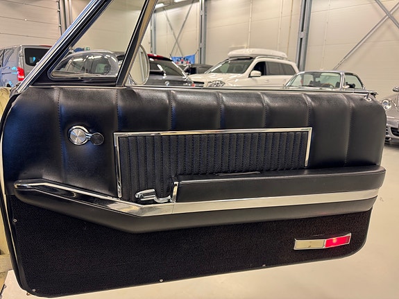 Oldsmobile Ninety-Eight 27 of 30
