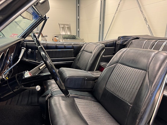 Oldsmobile Ninety-Eight 21 of 30