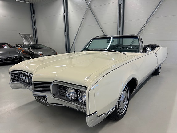 Oldsmobile Ninety-Eight 2 of 30