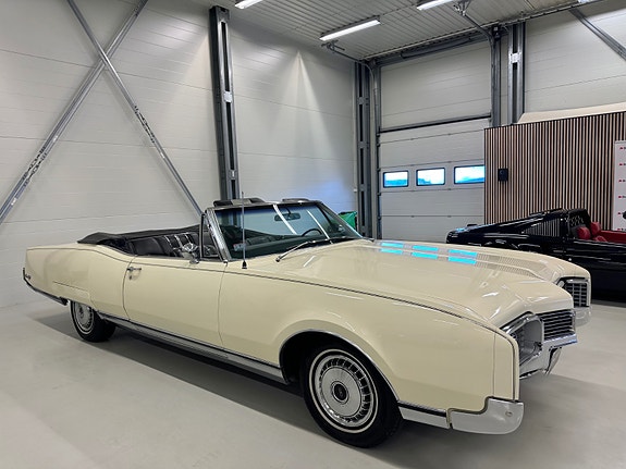 Oldsmobile Ninety-Eight 12 of 30