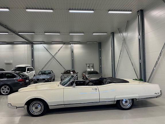 Oldsmobile Ninety-Eight 4 of 30