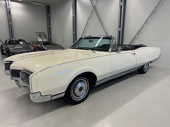 Oldsmobile Ninety-Eight 3 of 30