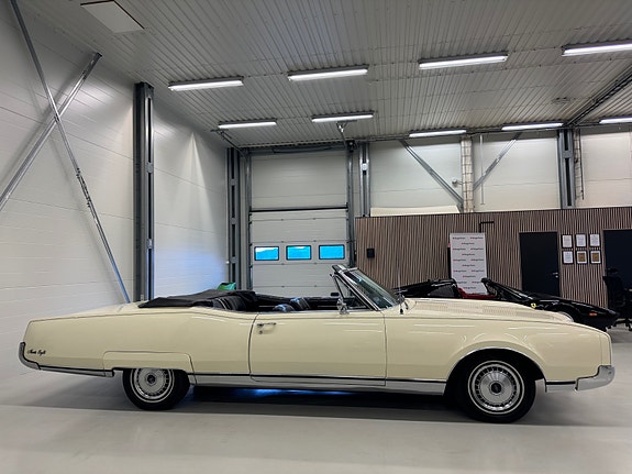 Oldsmobile Ninety-Eight 11 of 30