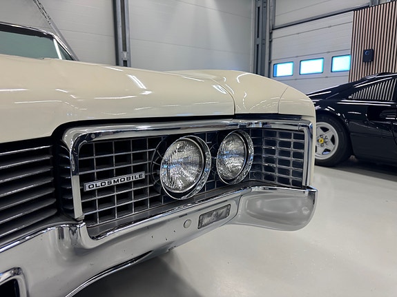 Oldsmobile Ninety-Eight 16 of 30