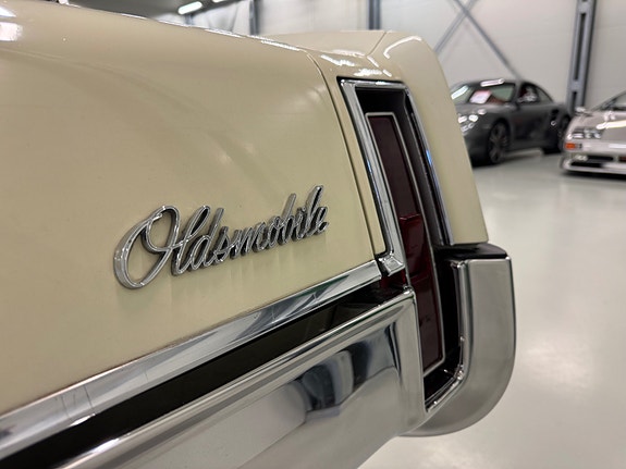 Oldsmobile Ninety-Eight 8 of 30