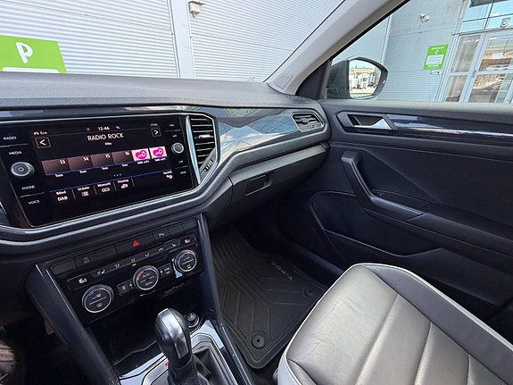 Volkswagen T-Roc 27 of 30