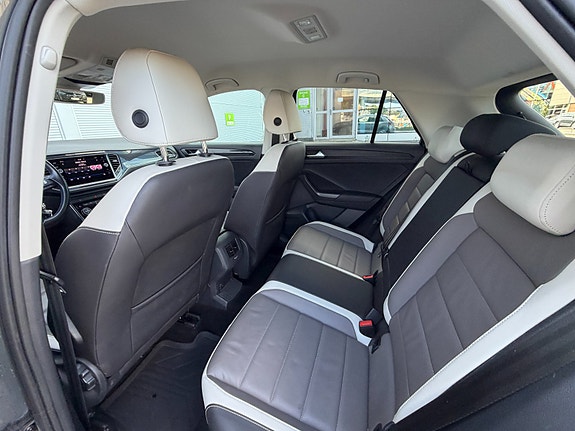 Volkswagen T-Roc 28 of 30