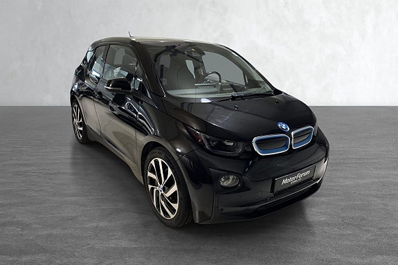 Moderne LED-lykter og dynamisk front matcher elektrisk innovasjon.