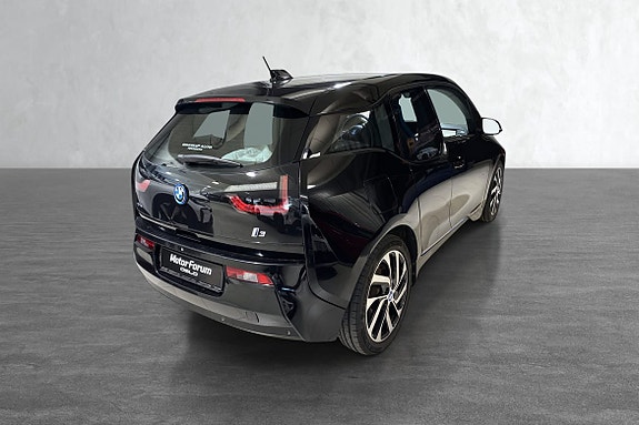 Bakparti med distinkte LED-lykter og dynamiske, sporty felger.