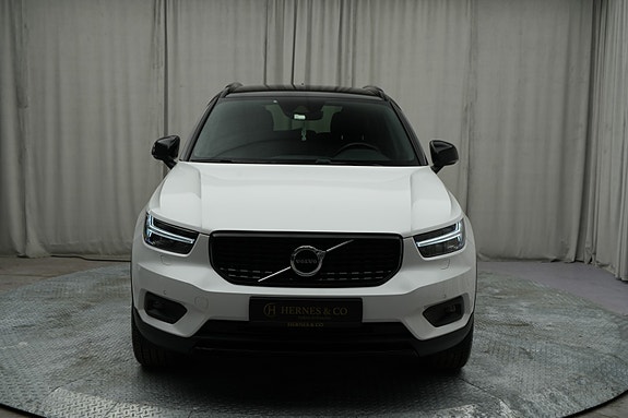 Volvo XC40 2 of 30