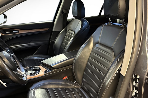 Alfa Romeo Stelvio 10 of 30