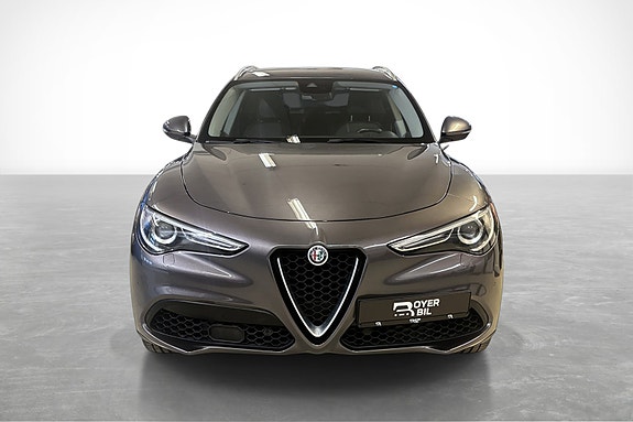 Alfa Romeo Stelvio 2 of 30