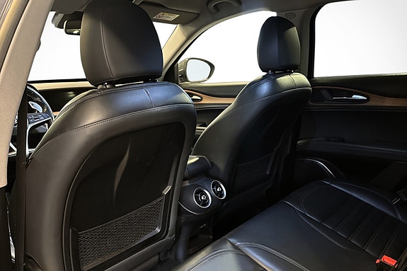 Alfa Romeo Stelvio 14 of 30