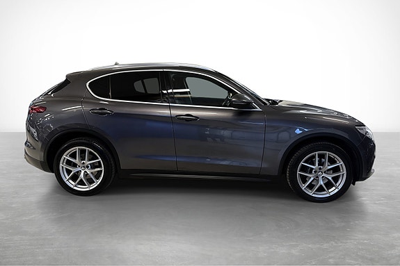 Alfa Romeo Stelvio 4 of 30