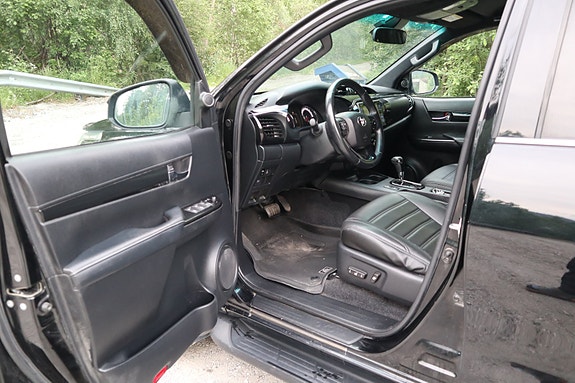 Toyota HiLux 14 of 20