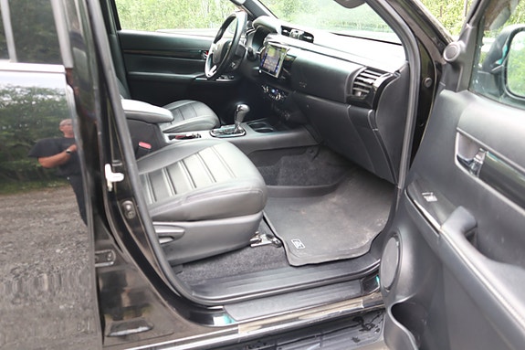 Toyota HiLux 13 of 20