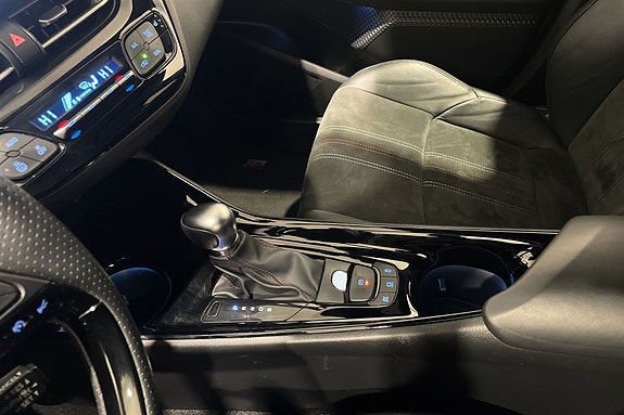 Toyota C-HR 12 of 17