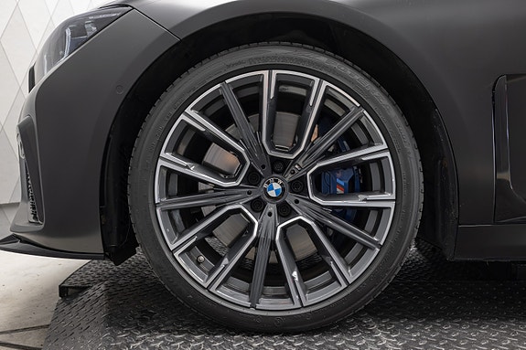 BMW 750i 9 of 30