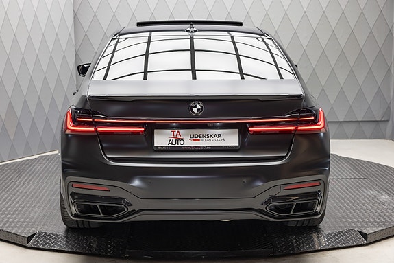 BMW 750i 4 of 30