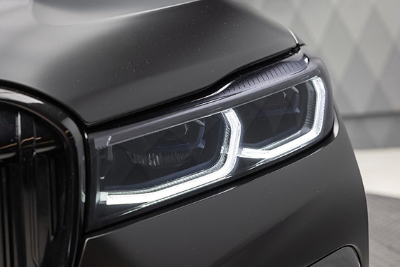 BMW 750i 8 of 30