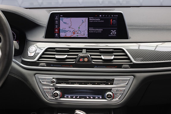 BMW 750i 27 of 30