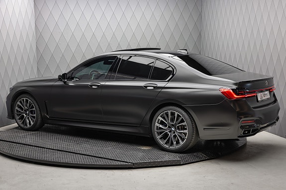 BMW 750i 5 of 30