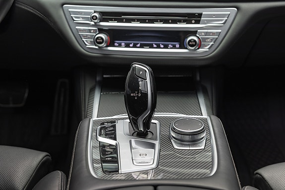 BMW 750i 28 of 30