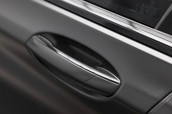 BMW 750i 11 of 30