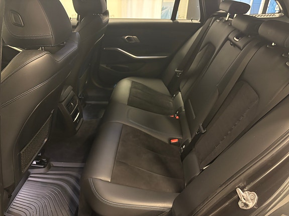 BMW 330e 23 of 26