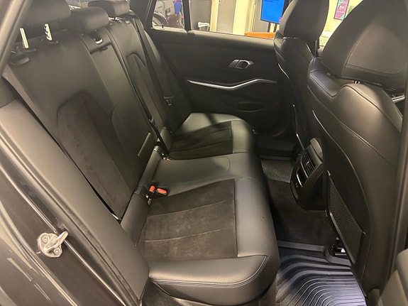 BMW 330e 24 of 26