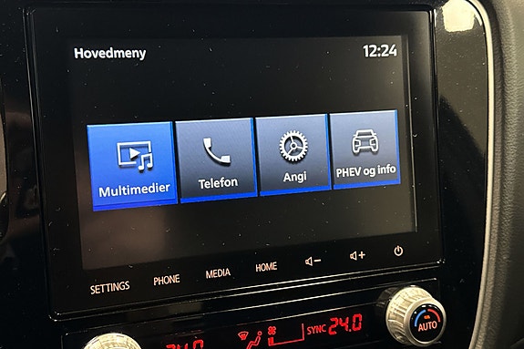 Touchskjerm med multimedia, navigasjon og telefonintegrasjon for komfort.