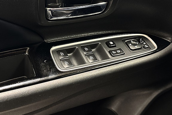 Dørpanel med elektriske vindus- og speiljusteringer for praktisk bruk.