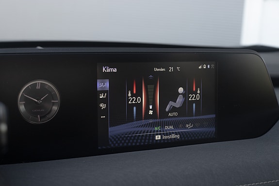 Lexus UX300e 28 of 30