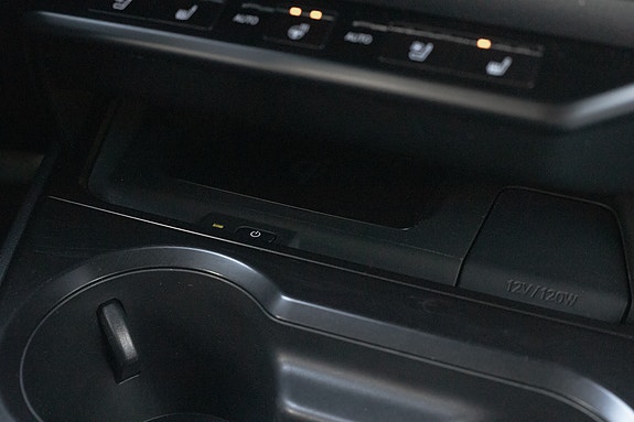 Lexus UX300e 22 of 30