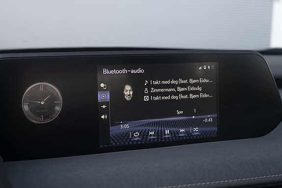 Lexus UX300e 26 of 30