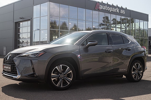 Lexus UX300e 3 of 30