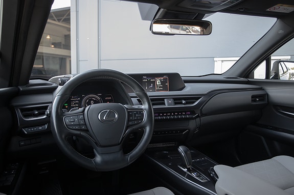 Lexus UX300e 13 of 30