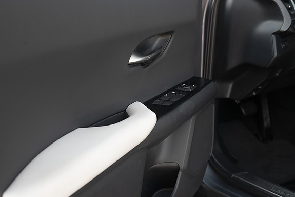 Lexus UX300e 11 of 30