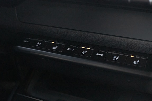 Lexus UX300e 27 of 30