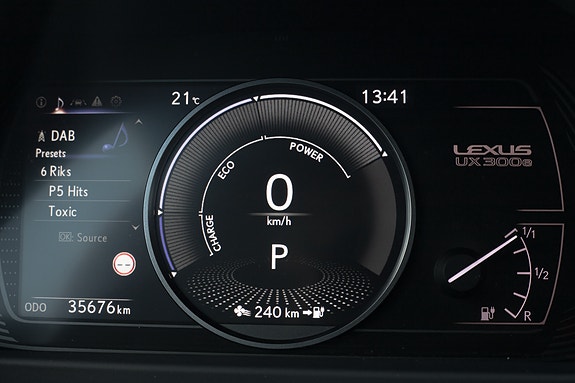 Lexus UX300e 17 of 30