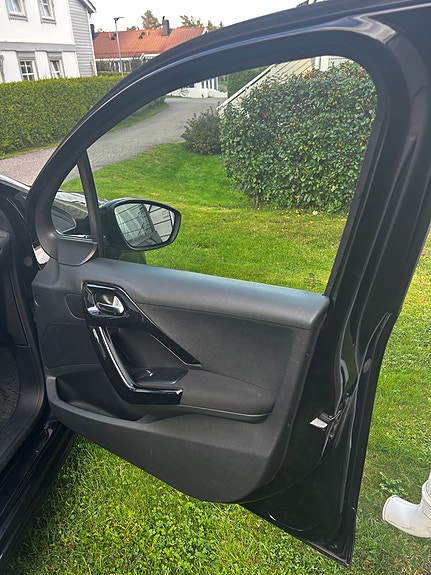 Peugeot 208 24 of 30